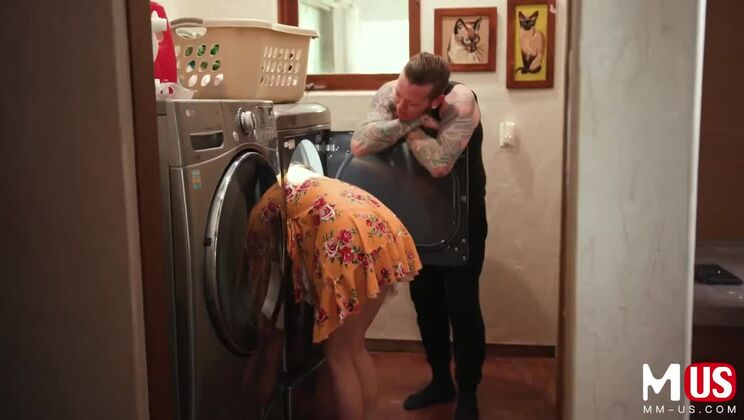 [ModelMediaUS] - Izzy Lush Plays with Wet Clothes - Izzy Lush