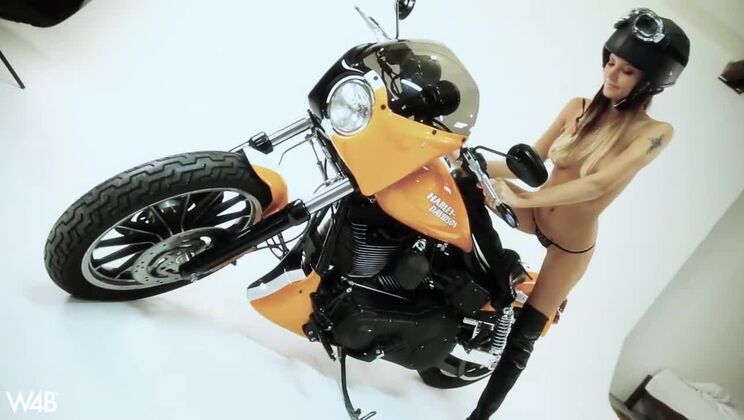 [Watch4Beauty] - Blonde Bombshell Clover Exposed - Clover