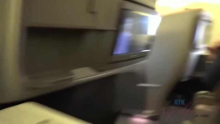 Jill Kassidy's Girlfriend Experience in Singapore: Fingering Fun!