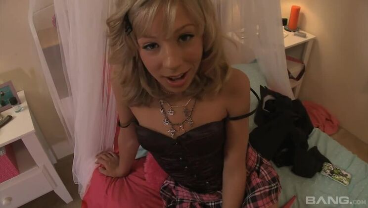 Blonde Teen Chastity Lynn Gets Cum on Her Face