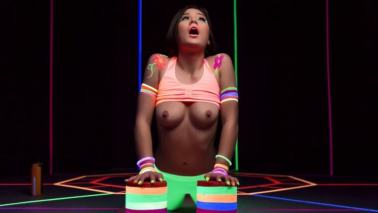 Athletic Johnny and Kendra's Sultry Encounter