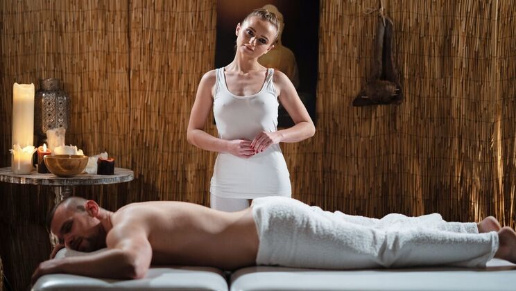 [MassageRooms] - Sexy Petite Lady Gets Oiled and Massaged - Lady Bug - Alex Vichner