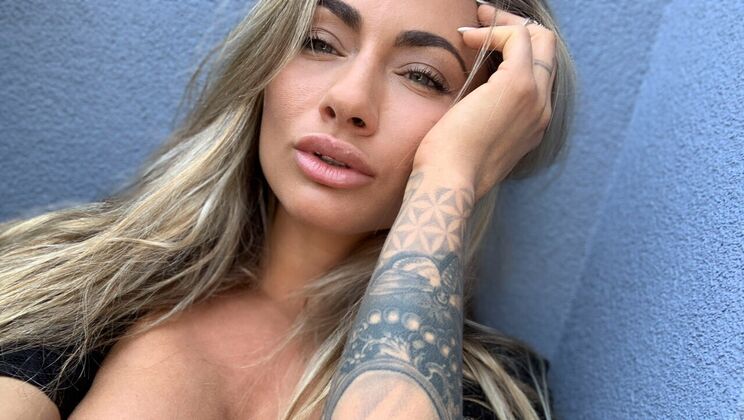 [FakeHubOriginals] - Enhanced Body Amateur Michaela Masturbates on the Balcony - Michaela Isizzu