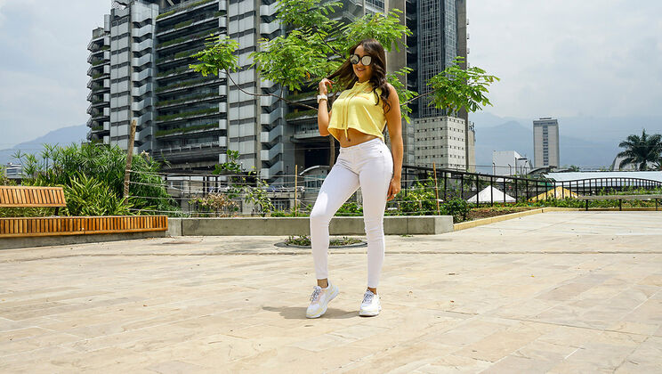 [Oyeloca] - Youthful Latinas, Sunglasses & Steamy Assets - Mario Leon - Cameron Bell