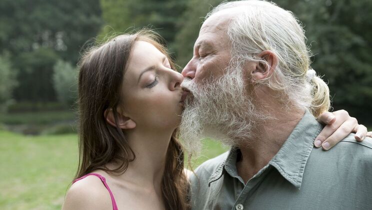 [Oldje] - Close Up of Skinny Brunette Giving Blowjob