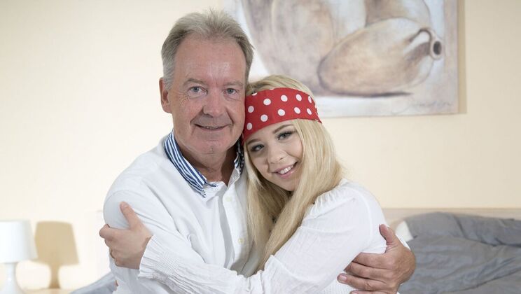 [Oldje] - Petite Pussy Gets Cumshot