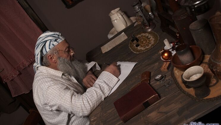 [Oldje] - Christmas Sex Tale with Brunette Linda Brown