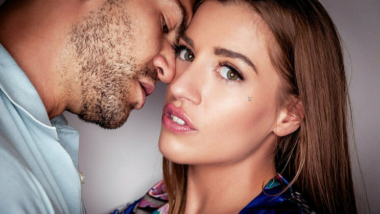 [SexArt] - Close Up of Brunette Beauty - Juan Lucho - Silvia Dellai