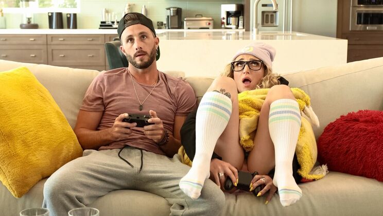 [HotGirlsGame] - Lucas Frost Fucks Gamer Girl Susie Stellar