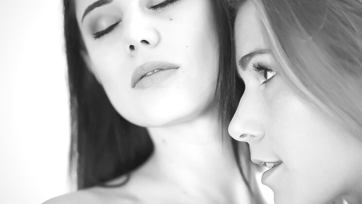 [SuperPrivateX] - Silent Seduction with Alexis Crystal - Alexis Crystal - Marcello Bravo - LittleCaprice