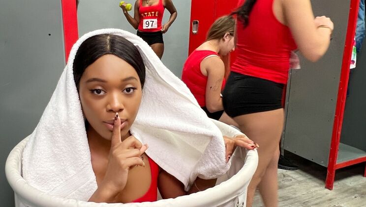 Logan Xander Takes a Doggystyle