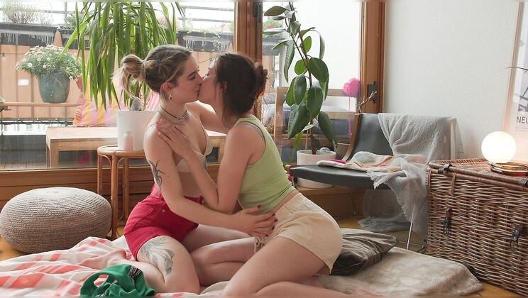 Kissing and fingering with shaved pubic hair from Alice T and Mary H
