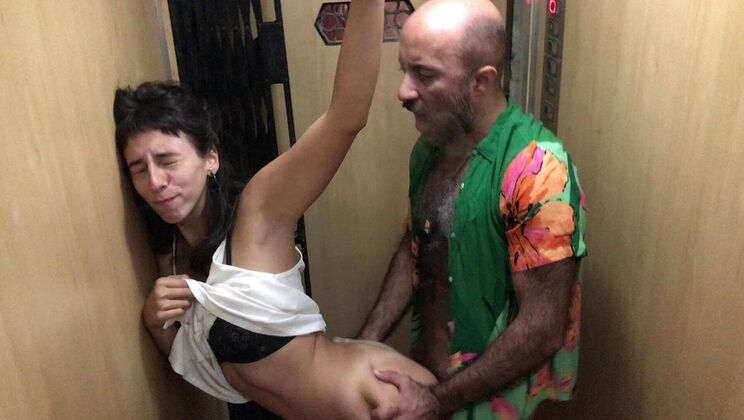Edu & Fe Going Up – Public Quickie and Doggystyle